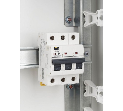 Выключатель автоматический трехполюсный M06N 3P B 4А 6кА ARMAT  AR-M06N-3-B004  IEK