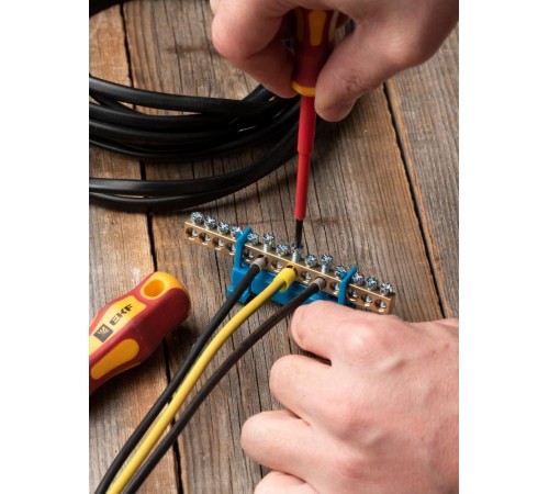 Шина "0" N (6х9мм) 14 отверстий латунь синий изолятор тип "Стойка" на DIN-рейку EKF PROxima  sn0-63-14-sb  EKF