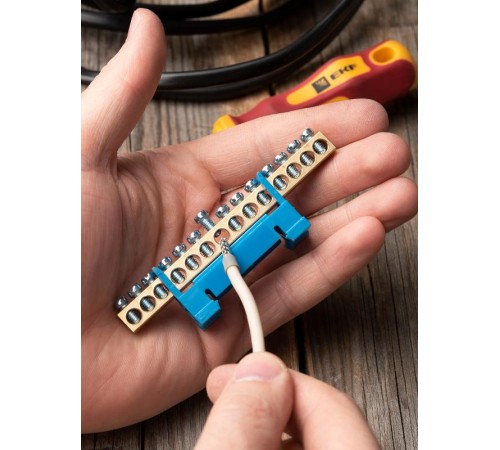 Шина "0" N (6х9мм) 14 отверстий латунь синий изолятор тип "Стойка" на DIN-рейку EKF PROxima  sn0-63-14-sb  EKF