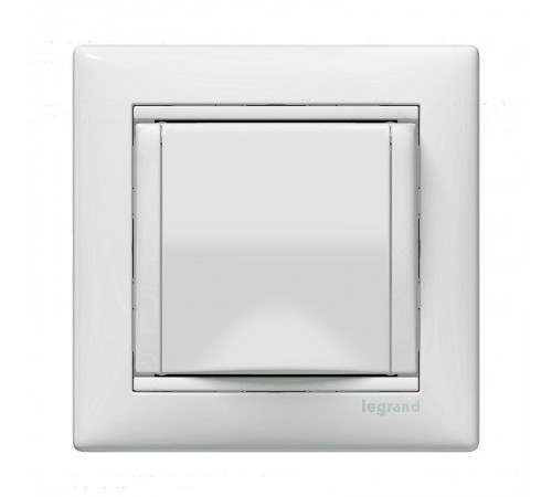 Valena Белый Розетка 1-ая с/з с крышкой защ. шторки IP21  774422  Legrand