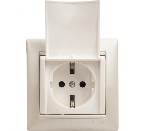 Valena Белый Розетка 1-ая с/з с крышкой защ. шторки IP21  774422  Legrand