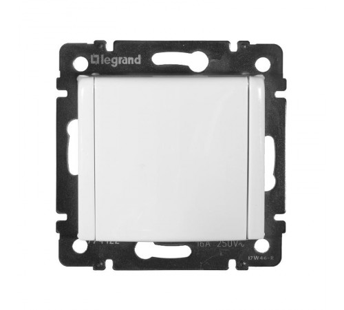 Valena Белый Розетка 1-ая с/з с крышкой защ. шторки IP21  774422  Legrand
