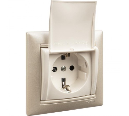 Valena Белый Розетка 1-ая с/з с крышкой защ. шторки IP21  774422  Legrand