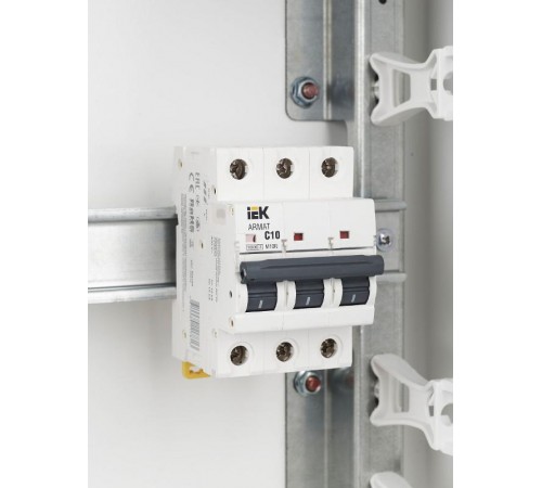 Выключатель автоматический трехполюсный M10N 3P C 10А 10кА ARMAT  AR-M10N-3-C010  IEK