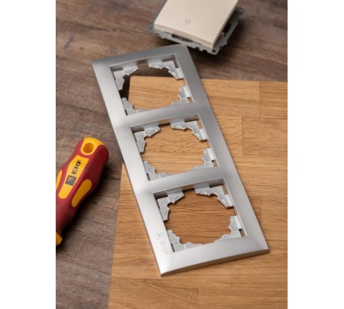 Валенсия Рамка 3-местная сталь EKF   EWM-G-303-30   EKF